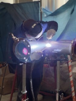 Soudeur en action sur un chantier industriel - Coretec