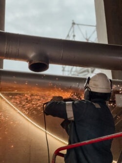 Tuyauteur sur chantier chaufferie industrielle - Coretec