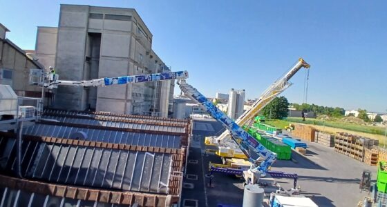 manutention au dessus d'un bâtiment industriel